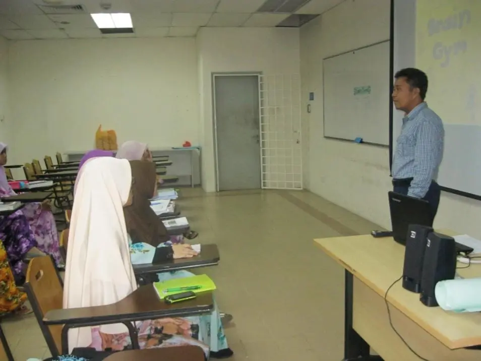 Pengajar SEC memberikan pelajaran di depan kelas